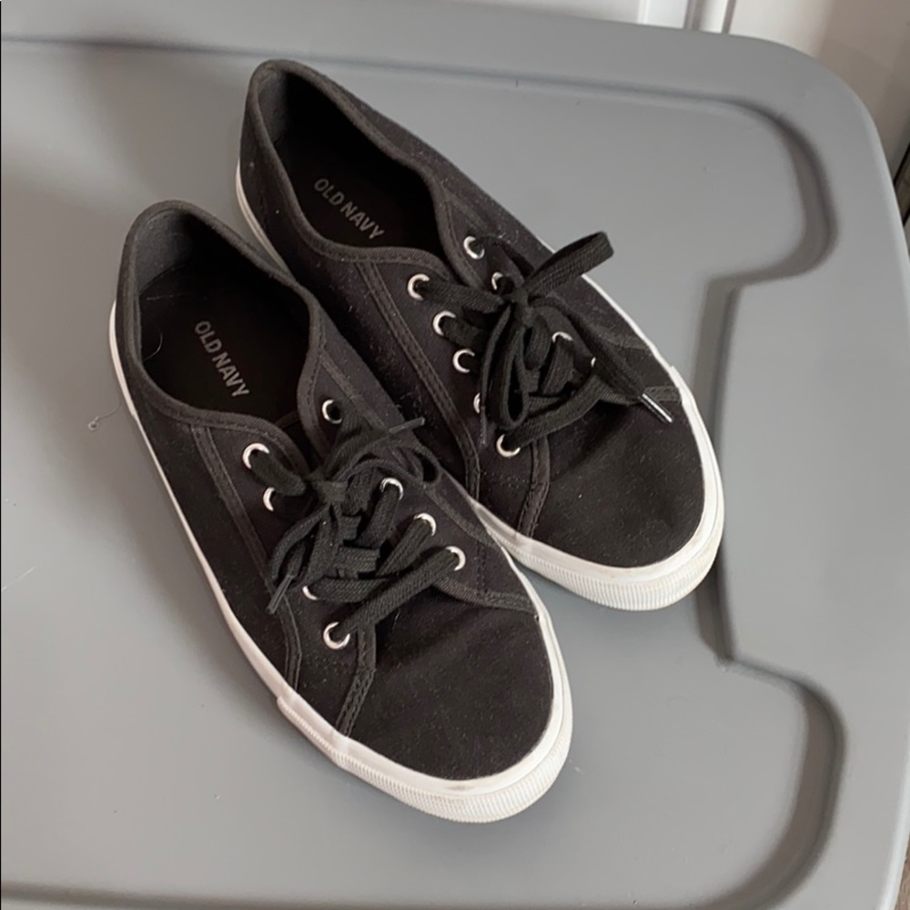 Old navy black basic tennis shoes